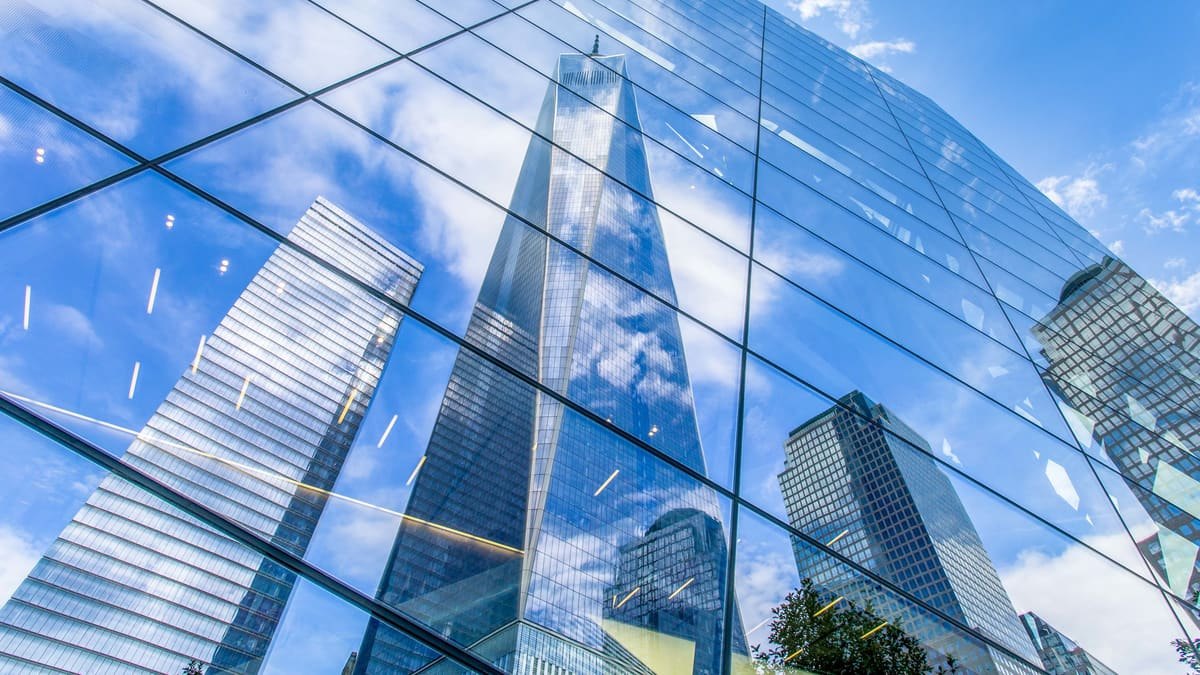 Mémorial et musée du 11 septembre : billets, coupe-file et visite 3 Le One World Trade Center se reflétant dans les vitres du pavillon d'entrée du musée