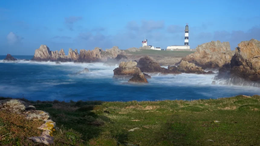Le phare du Créac'h et ses bandes noires et blanches dressé sur la côte rocheuse d'Ouessant, face à la mer d'Iroise