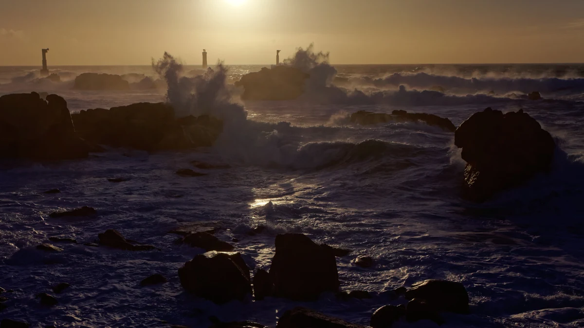Île d'Ouessant : le guide complet pour visiter la Bretagne la plus sauvage 2 Les rochers de la pointe de Pern à Ouessant au coucher du soleil, avec la houle qui vient s'y briser