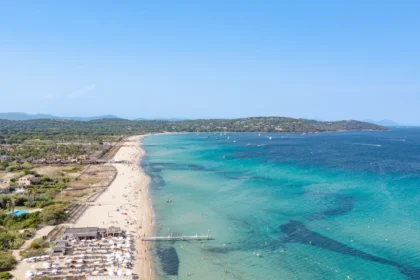 Vue aérienne de la plage de Pampelonne à Ramatuelle, avec la longue bande de sable bordée par les beach clubs et les eaux turquoise de la baie de Saint-Tropez