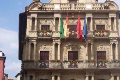 La façade baroque de l'hôtel de ville de Pampelune, d'où est lancé le chupinazo qui ouvre les fêtes de San Fermín