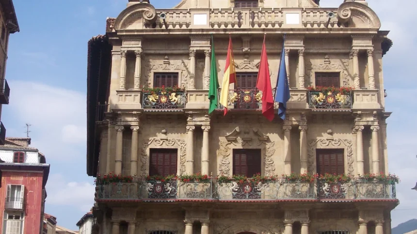 La façade baroque de l'hôtel de ville de Pampelune, d'où est lancé le chupinazo qui ouvre les fêtes de San Fermín