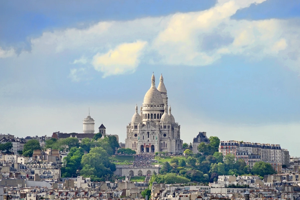 Meilleurs rooftops de Paris : 12 terrasses vérifiées, dont 2 gratuites 3 La basilique du Sacré-Cœur dominant la butte Montmartre, au-dessus des toits