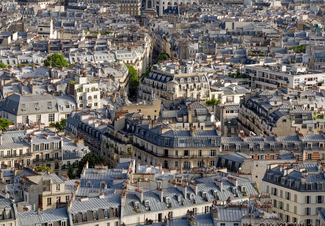 Meilleurs rooftops de Paris : 12 terrasses vérifiées, dont 2 gratuites 2 Les toits de zinc parisiens vus d'en haut, leurs cheminées et leurs lucarnes