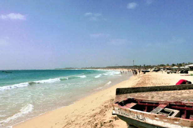 Plage de sable clair et eau turquoise sur l'île de Sal, au Cap-Vert