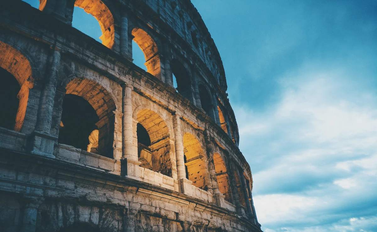 Quand partir à Rome : la meilleure période selon la saison 2 Le Colisée de Rome et ses arcades superposées se détachant sur un ciel bleu profond