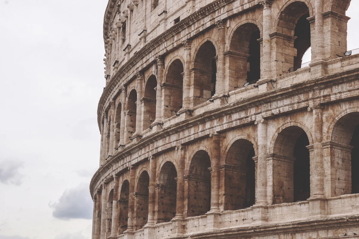 Quand partir à Rome : la meilleure période selon la saison 3 Les arcades de pierre du Colisée vues de près, avec leurs travertins usés et leurs ouvertures en enfilade