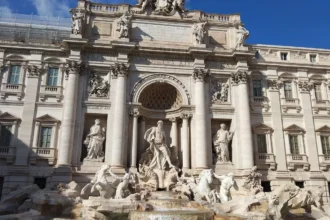 La fontaine de Trevi à Rome, ses statues de marbre adossées à la façade du palais et son bassin en contrebas
