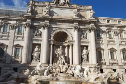 La fontaine de Trevi à Rome, ses statues de marbre adossées à la façade du palais et son bassin en contrebas