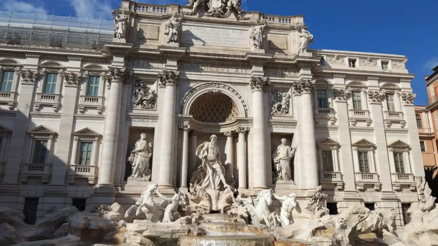 La fontaine de Trevi à Rome, ses statues de marbre adossées à la façade du palais et son bassin en contrebas