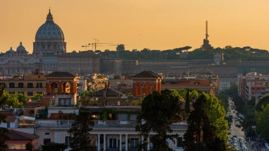 Panorama de Rome au coucher du soleil depuis une terrasse en hauteur, les coupoles se détachant dans la lumière dorée