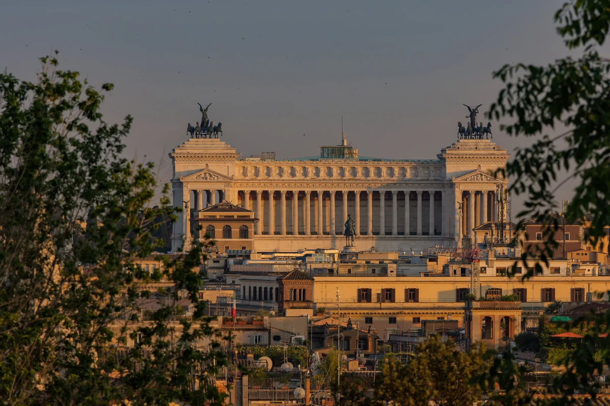 Rooftops de Rome : 12 terrasses classées par le monument qu'elles regardent 2 Le Vittoriano et ses colonnades vus depuis une terrasse dominant Rome