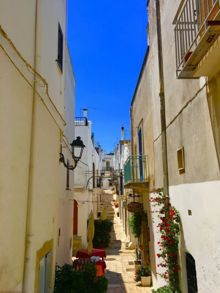 Brindisi, dans les Pouilles : la ville qu'on traverse sans savoir ce qu'elle cache 3 ruelle Brindisi italie