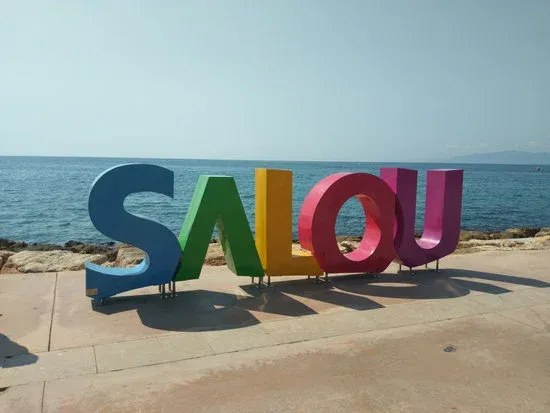 Salou, la station familiale de la Costa Daurada face à PortAventura World 3 Les lettres géantes multicolores SALOU installées au bord de la Méditerranée