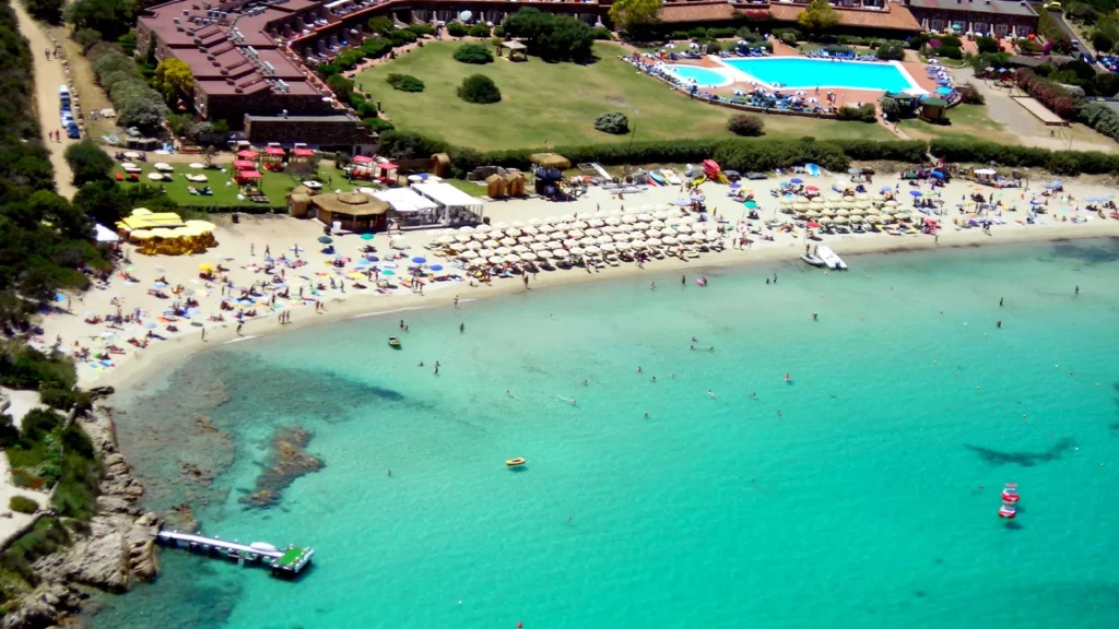 sardaigne beach club crique turquoise vue aerienne