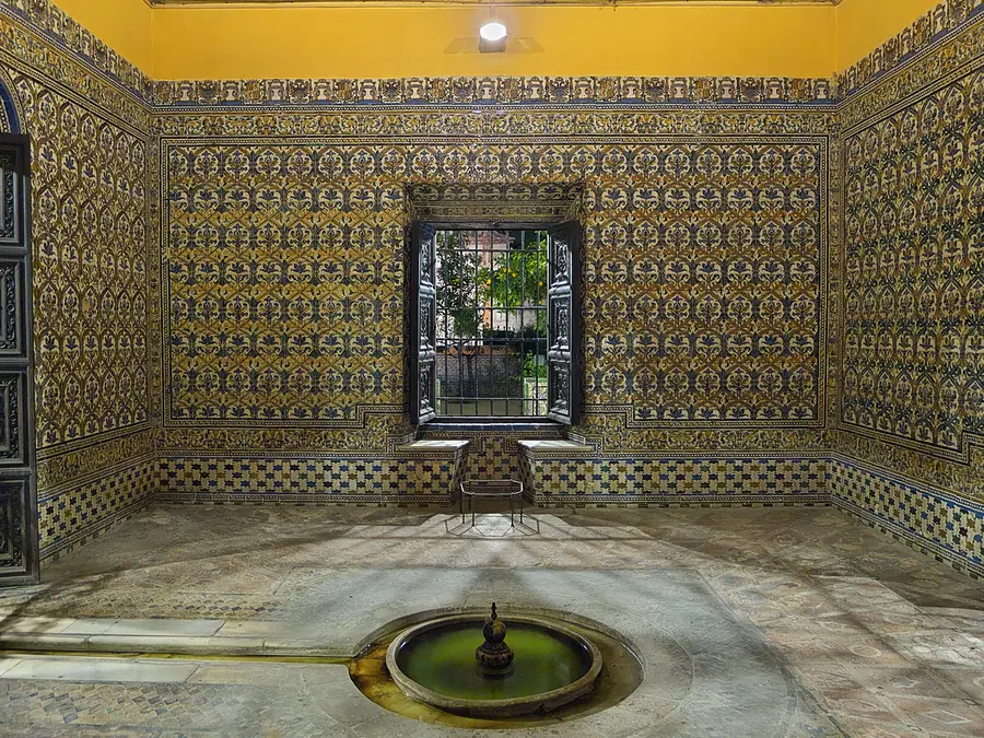 Que faire à Séville : le guide complet pour visiter la capitale andalouse 3 Un patio de l'Alcázar de Séville, sa vasque de pierre au centre et ses arcades