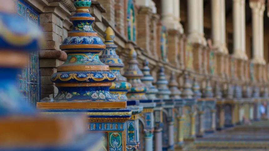 Les arcades de la Plaza de España à Séville, leurs colonnes de brique et leurs azulejos peints en bleu et blanc
