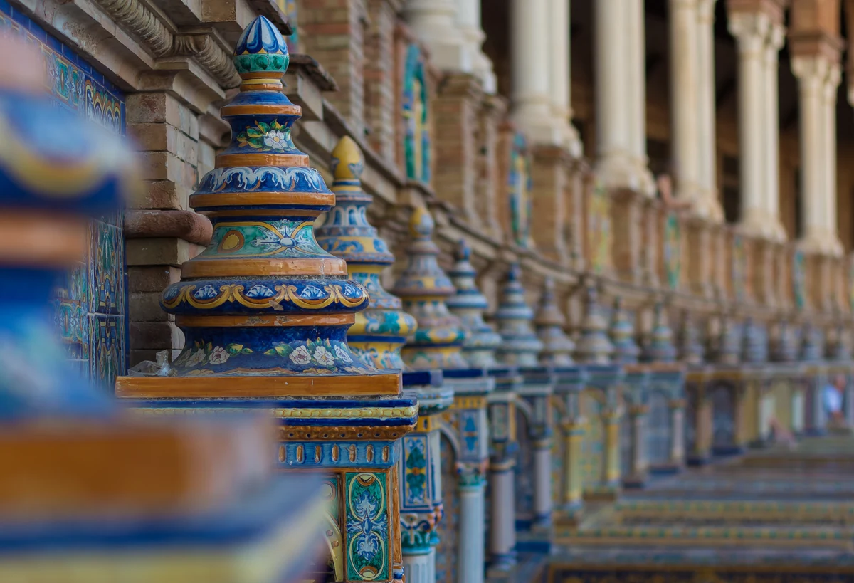 Que faire à Séville : le guide complet pour visiter la capitale andalouse 2 Les arcades de la Plaza de España à Séville, avec leurs colonnes et leurs azulejos