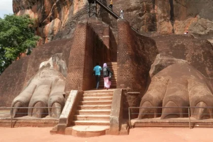 L'escalier des pattes de lion taillé dans le rocher de Sigiriya au Sri Lanka, avec les visiteurs qui l'empruntent