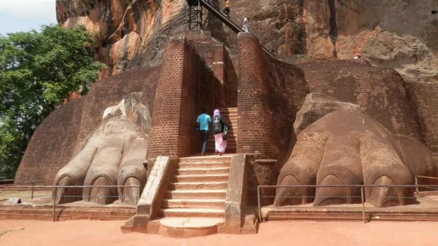 L'escalier des pattes de lion taillé dans le rocher de Sigiriya au Sri Lanka, avec les visiteurs qui l'empruntent