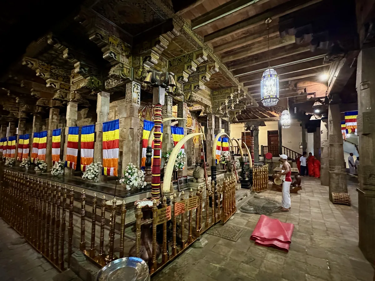 Sri Lanka : le guide complet pour préparer son voyage 3 L'intérieur d'un temple bouddhiste du Sri Lanka, ses colonnes et ses pèlerins