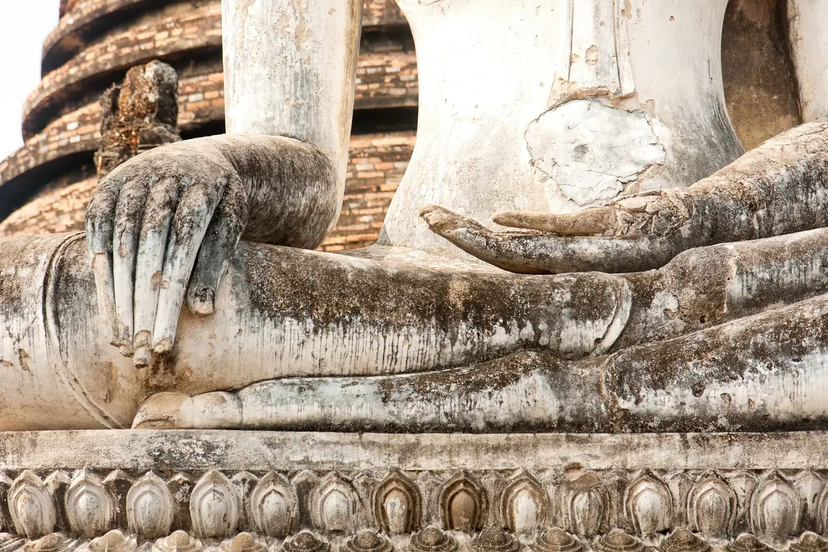 Les mains sculptées d'un grand bouddha de pierre à Sukhothai, en Thaïlande
