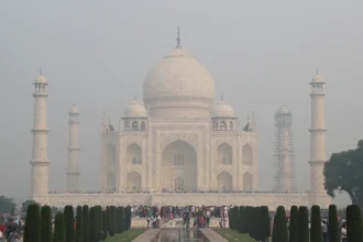 Le Taj Mahal au bout de son bassin de marbre, encadré par les allées symétriques des jardins moghols