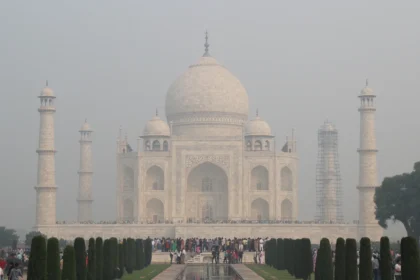 Le Taj Mahal au bout de son bassin de marbre, encadré par les allées symétriques des jardins moghols