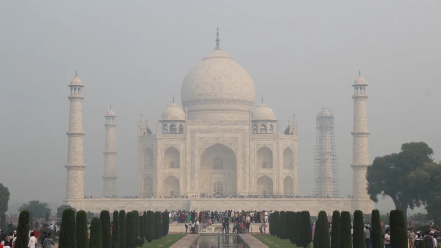 Le Taj Mahal au bout de son bassin de marbre, encadré par les allées symétriques des jardins moghols