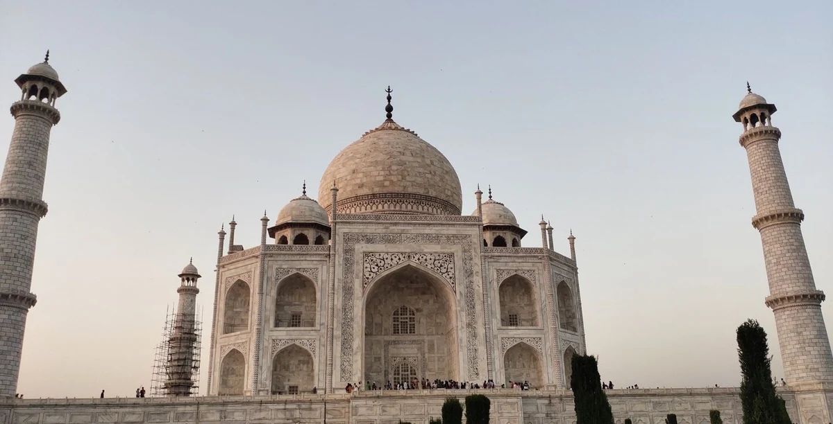 Visiter le Taj Mahal : billets, visite de nuit et pièges à éviter 2 Le dôme de marbre blanc du Taj Mahal et ses quatre minarets