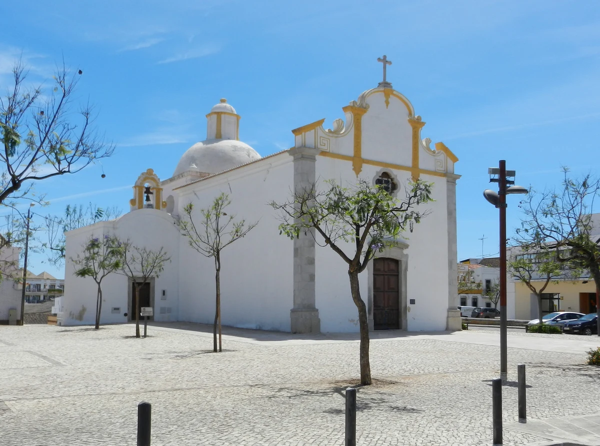 Tavira, l'île de l'Algarve qui ne se rejoint qu'en bateau 2 Une église blanche de Tavira et sa petite place plantée d'orangers, en Algarve