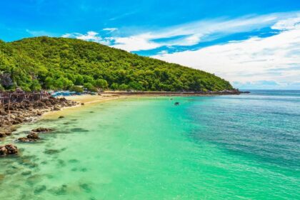 Plage bordée de forêt tropicale et eau turquoise sur l'île de Ko Chang, en Thaïlande