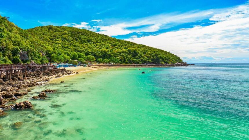 Plage bordée de forêt tropicale et eau turquoise sur l'île de Ko Chang, en Thaïlande