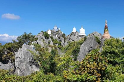 Chapelles blanches perchées sur des pitons rocheux au Wat Chalermprakiat, près de Lampang