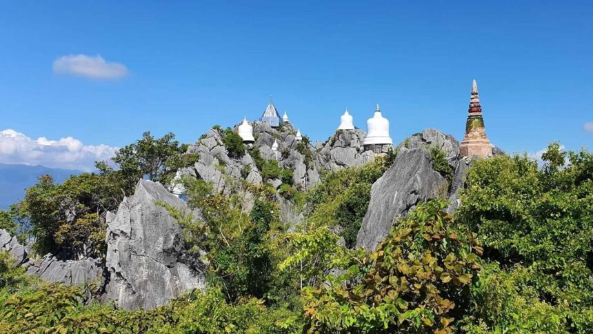 Chapelles blanches perchées sur des pitons rocheux au Wat Chalermprakiat, près de Lampang