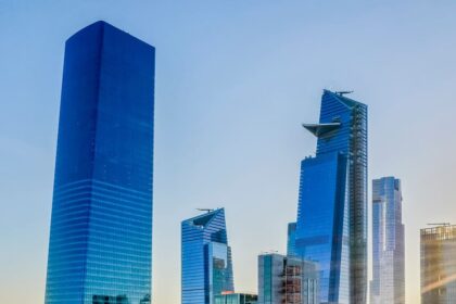 Les tours de Hudson Yards au lever du jour, avec la terrasse triangulaire de The Edge en porte-à-faux au 100e étage du 30 Hudson Yards