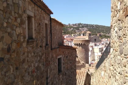 Les remparts médiévaux de Tossa de Mar sur la Costa Brava, leurs murailles de pierre au-dessus de la vieille ville