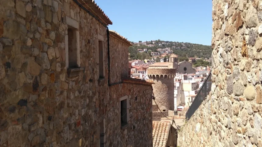 Les remparts médiévaux de Tossa de Mar sur la Costa Brava, leurs murailles de pierre au-dessus de la vieille ville
