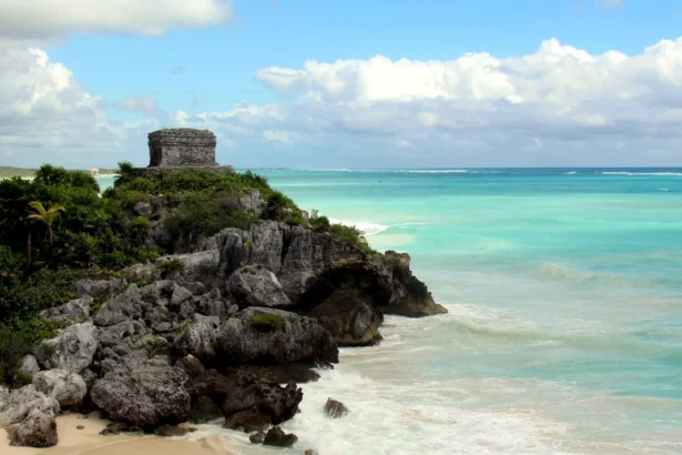 Les ruines mayas de Tulum perchées sur leur falaise, au-dessus d'une plage de sable blanc et d'une mer turquoise