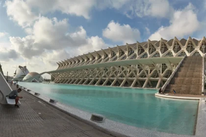 La Cité des arts et des sciences de Valence, ses volumes blancs en arêtes de poisson se reflétant dans le bassin turquoise qui la borde