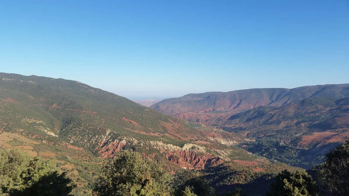Vallée verte du Haut Atlas face aux versants rouges et arides