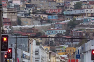 Les maisons colorées de Valparaíso empilées sur les collines qui dominent le port