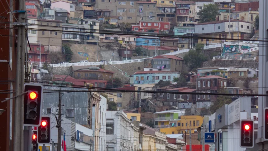 Les maisons colorées de Valparaíso empilées sur les collines qui dominent le port