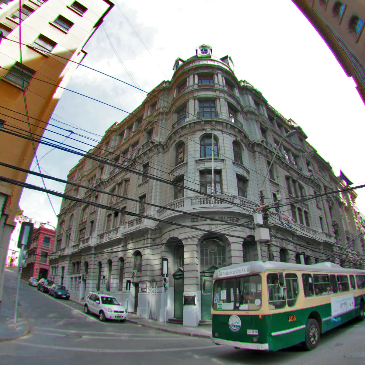 Valparaíso au Chili : la ville qui se lit colline par colline 3 Une rue de Valparaíso et son trolleybus vert, devant les façades colorées