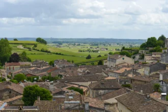 Un village viticole français dominant ses vignes, ses toits de tuiles et son clocher au-dessus des rangs