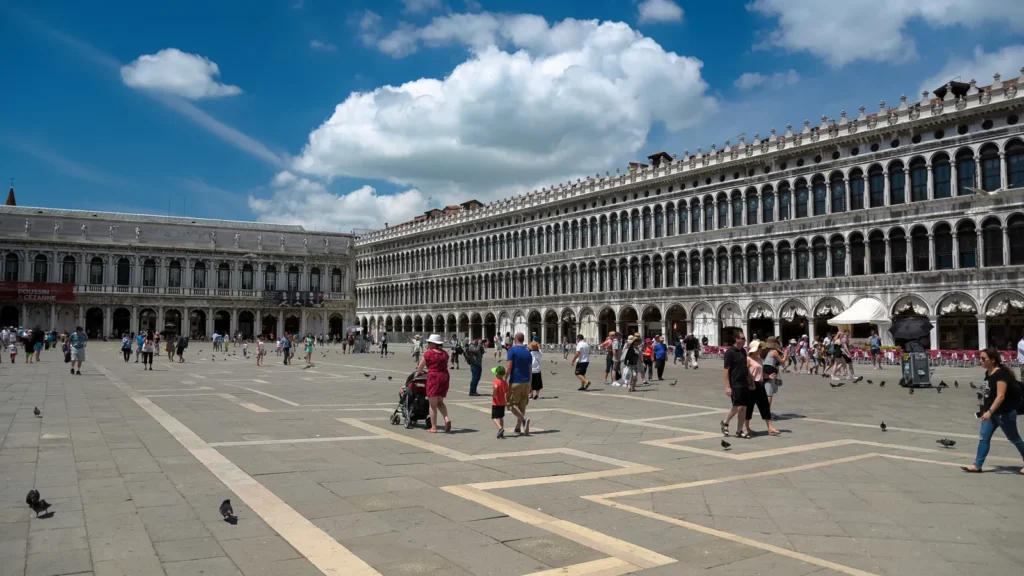 Carnaval de Venise 2027 : dates, masques et bons plans pour vivre la fête sur les canaux 2 La place Saint-Marc à Venise et les longues arcades des Procuraties