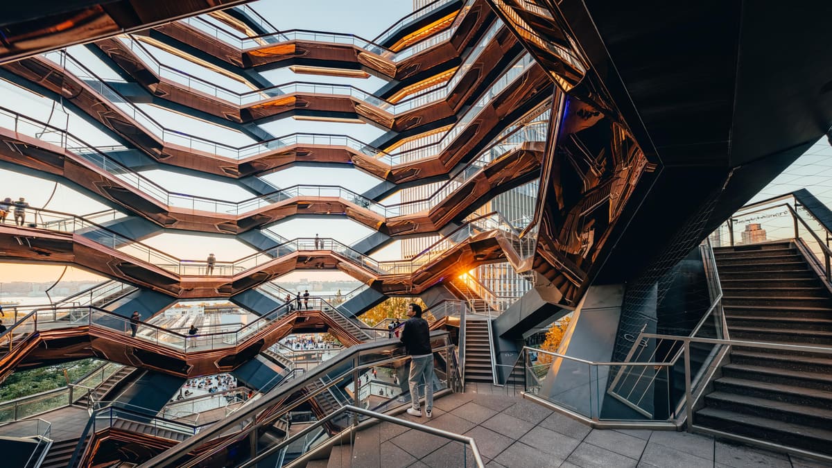 Le Vessel à Hudson Yards : billets, réouverture et ce qu'on en pense 2 L'enchevêtrement des escaliers de cuivre du Vessel à l'heure dorée