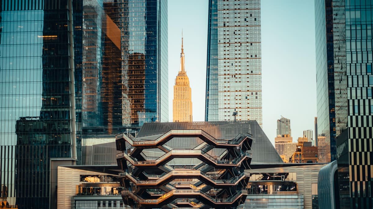 Le Vessel à Hudson Yards : billets, réouverture et ce qu'on en pense 4 Le Vessel vu de l'extérieur entre les tours de Hudson Yards