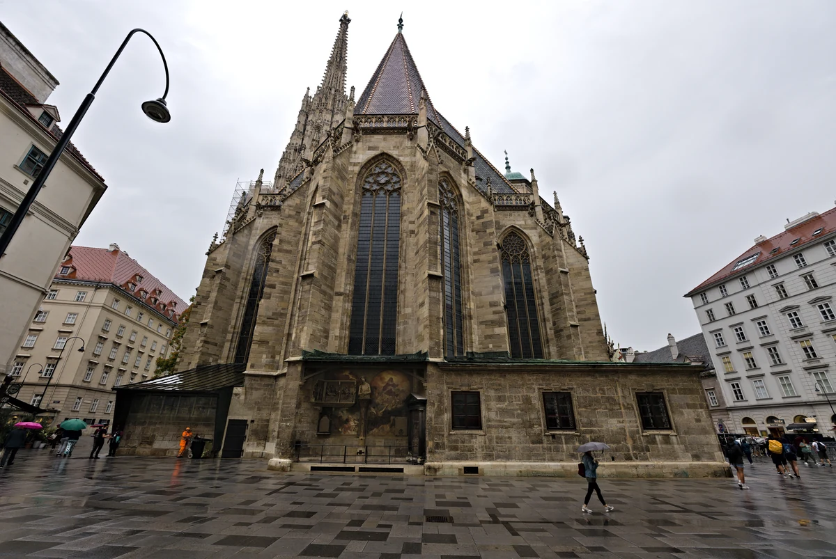 La façade et les flèches gothiques de la cathédrale Saint-Étienne de Vienne