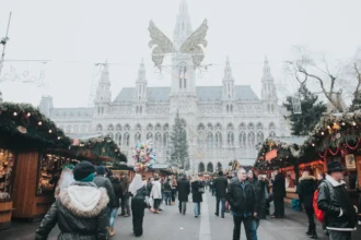 Le marché de Noël de Vienne installé devant l'hôtel de ville illuminé, ses chalets en bois et ses arbres décorés